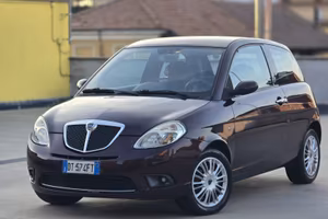 Lancia ypsilon modello versus 1.2 benzina