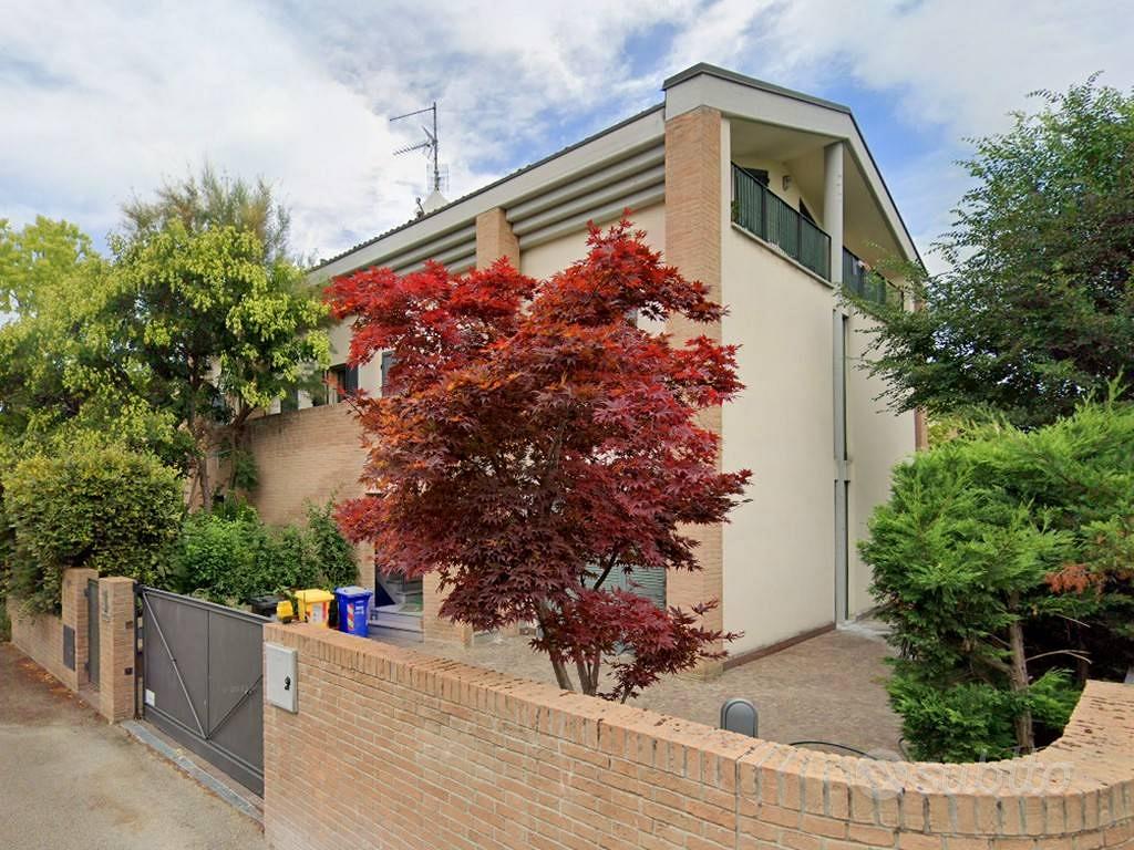Villetta a schiera di 240 m² con 4 locali e box au