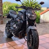 Yamaha MT-07 con AKRAPOVIC