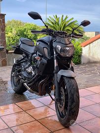 Yamaha MT-07 con AKRAPOVIC