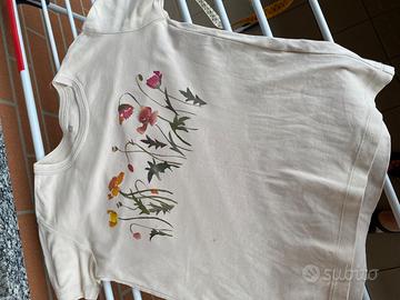 Maglietta con maniche corte con i fiori dipinto a