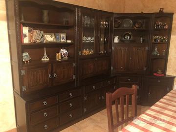 Mobile soggiorno in legno e restaurato di recente