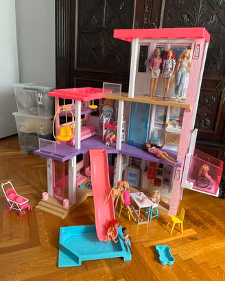 Casa di Barbie completa di Barbie e accessori