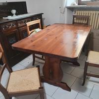 tavolo con quattro sedie