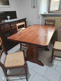 tavolo con quattro sedie