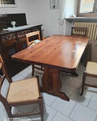 tavolo con quattro sedie