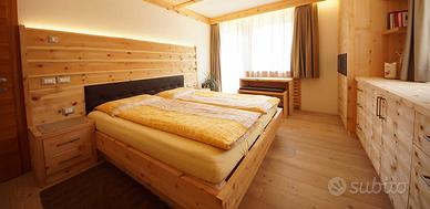 letto in cirmolo e mobili su misura da falegname 