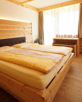 letto in cirmolo e mobili su misura da falegname 