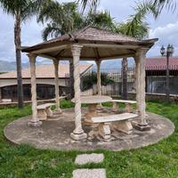 Gazebo in cemento bianco