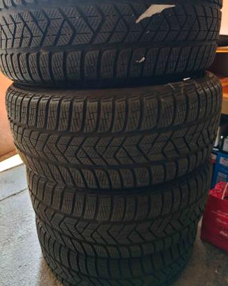 4 Pirelli Sotto Zero 3 225/45/18 95V con 21000 km.