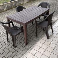 tavolo in plastica con 4 sedie 