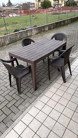 tavolo in plastica con 4 sedie 