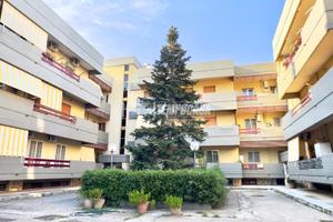 5 LOCALI CON 2 POSTI AUTO E CANTINA