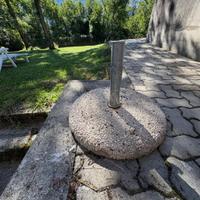 Porta ombrellone di pietra