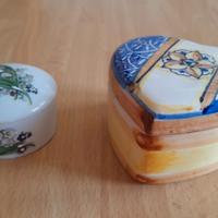 Due scatoline portagioie in porcellana 