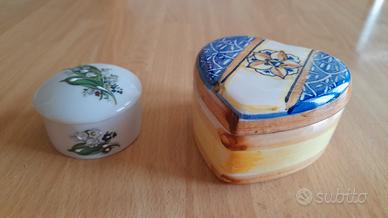 Due scatoline portagioie in porcellana 