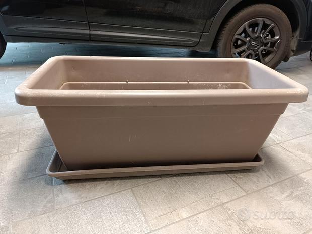 Vaso fioriera in plastica colore tortora 