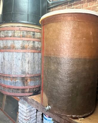 Botti e torchio per vino