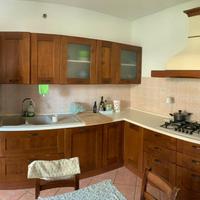 Cucina in legno compresa di frigo, forno, lavastov