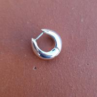 orecchino argento marca COS ad anello ritorto