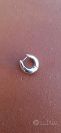orecchino argento marca COS ad anello ritorto