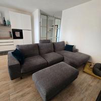 Divano componibile angolare con pouf