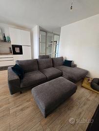 Divano componibile angolare con pouf