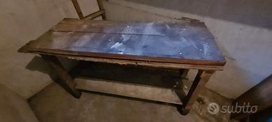 Bancone in legno artigianale.