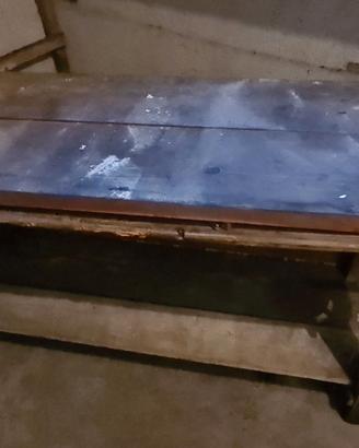 Bancone in legno artigianale.