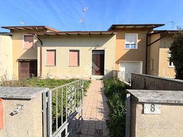 VILLA A SCHIERA A PEGOGNAGA