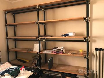 Libreria realizzata con ponteggio