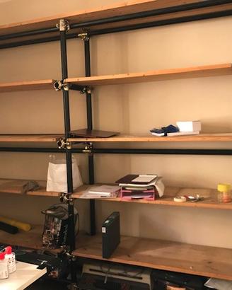Libreria realizzata con ponteggio