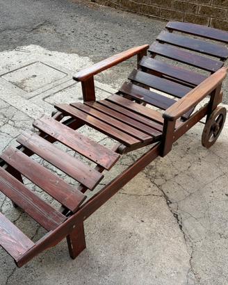 Lettino prendisole in legno vintage con ruote