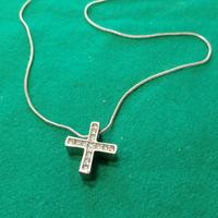 Ciondolo con croce e brillanti 