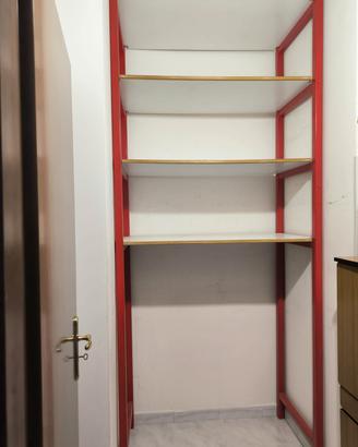 Mobile a scaffali con struttura in metallo