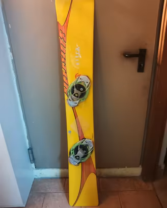 Tavola snowboard hard pista Burton con attacchi
