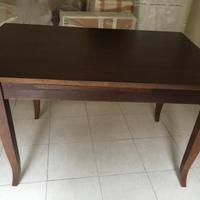 Tavolo in noce stile classico 