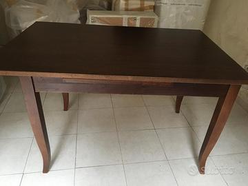 Tavolo in noce stile classico 