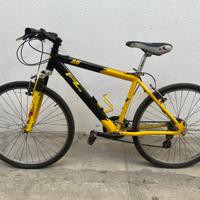 Mountain bike con componentistica di marca