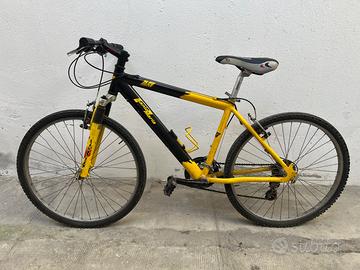 Mountain bike con componentistica di marca