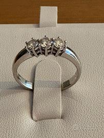 Anello trilogy 18 kT diamanti 0,45ct