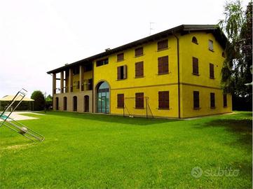Villa di 1100 m² con più di 5 locali e box auto do