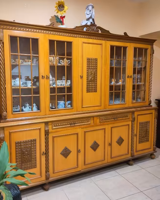 Credenza in legno con vetro