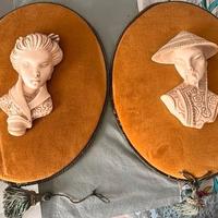 Busti su cuscino ovale in velluto.