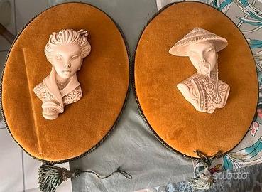 Busti su cuscino ovale in velluto.