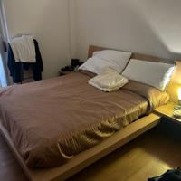 Letto con rete e comodini
