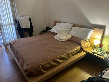 Letto con rete e comodini