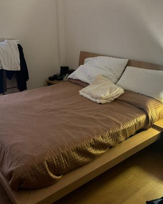 Letto con rete e comodini