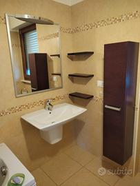 Lavello bagno con specchio e mobiletto 