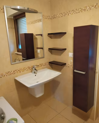 Lavello bagno con specchio e mobiletto 